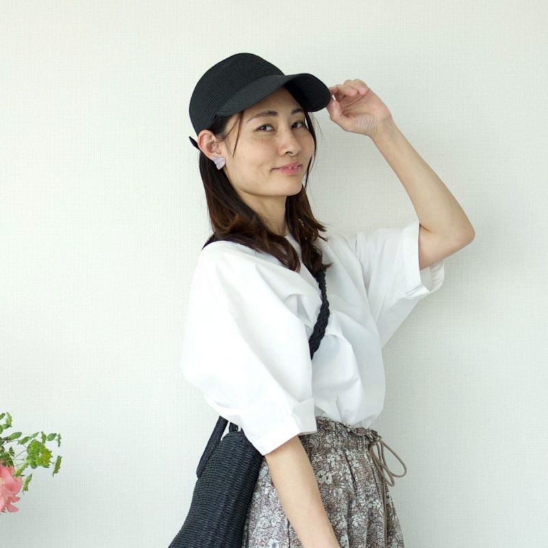大人の麦わらキャップブラック夏コーデ
