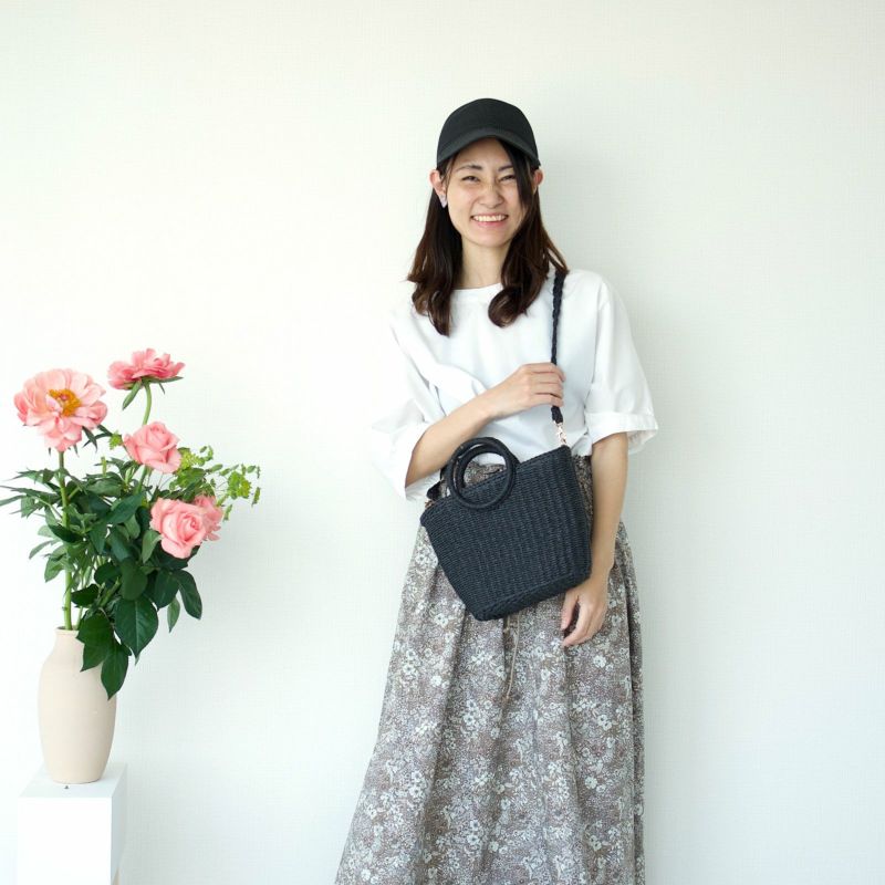 大人の麦わらキャップブラック夏コーデ