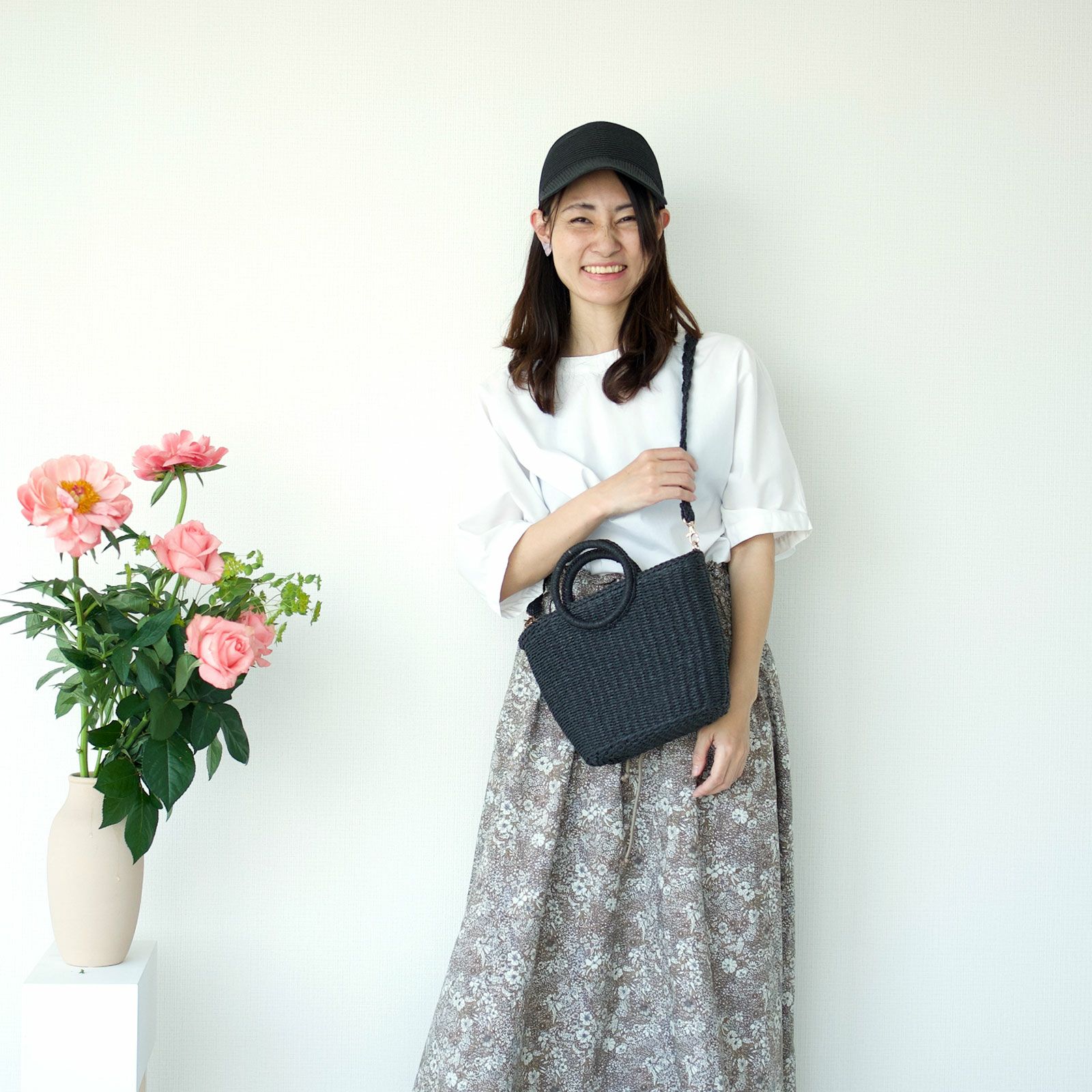 大人の麦わらキャップブラック夏コーデ