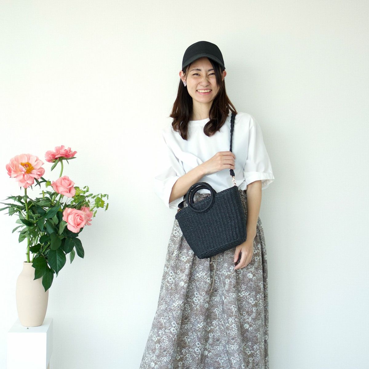 大人の麦わらキャップブラック夏コーデ