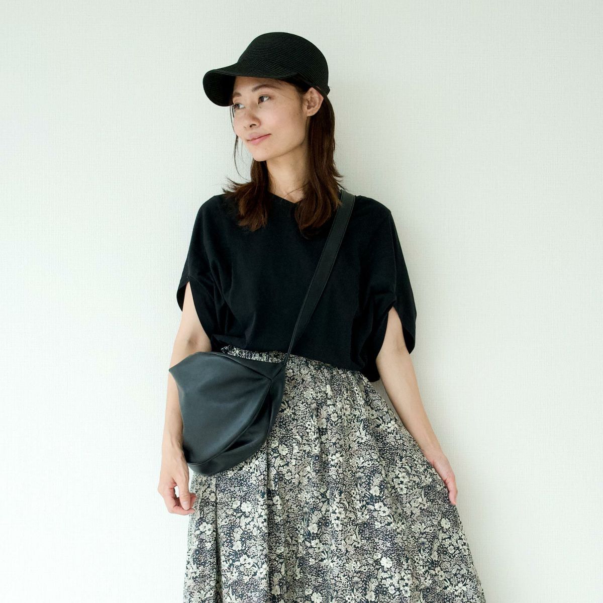 大人の麦わらキャップブラック夏コーデ