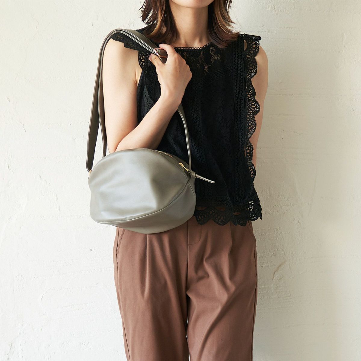 大人のボティバッグ男女兼用グレーころんと丸いPUレザー