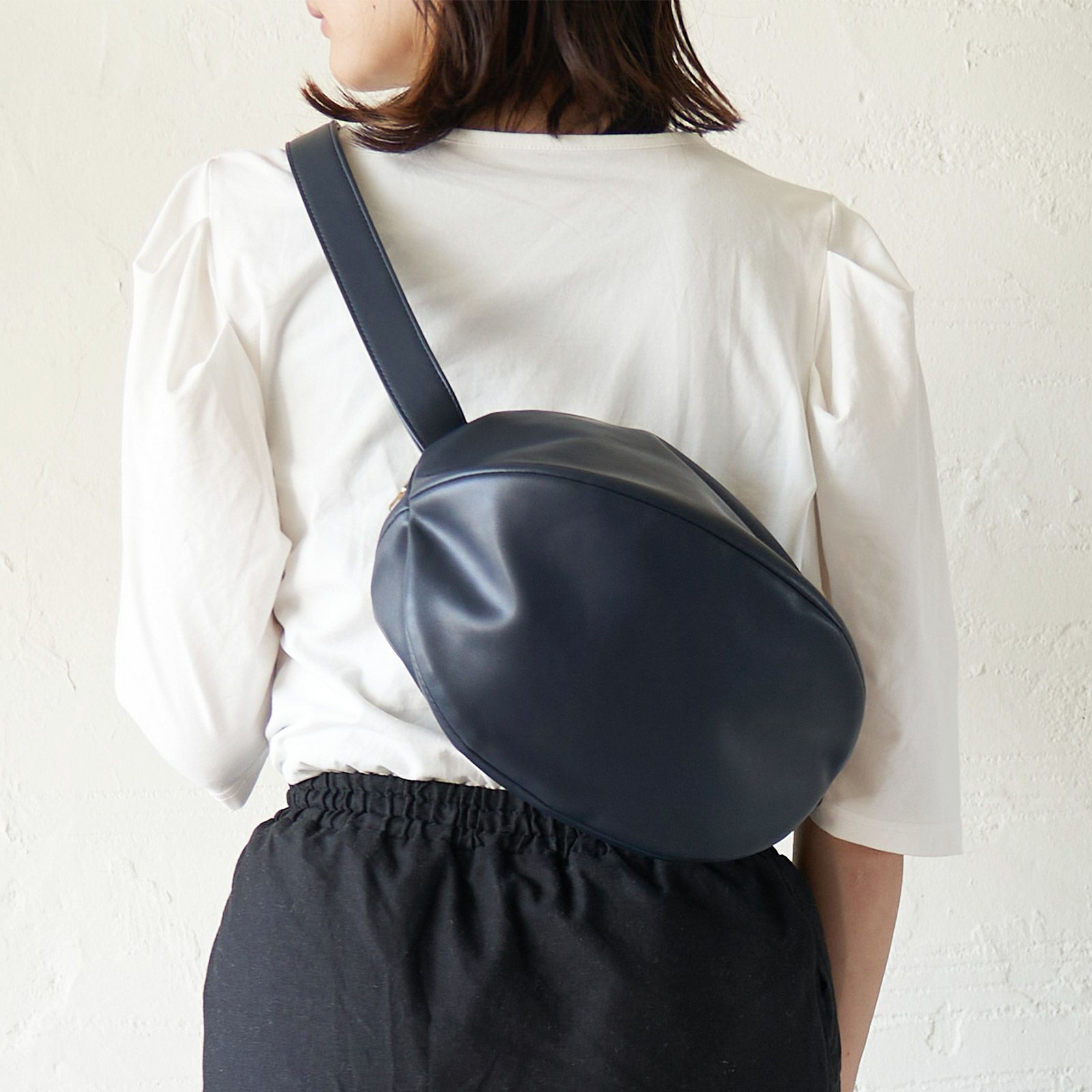 大人のかわいいボディバッグころんと丸いネイビー