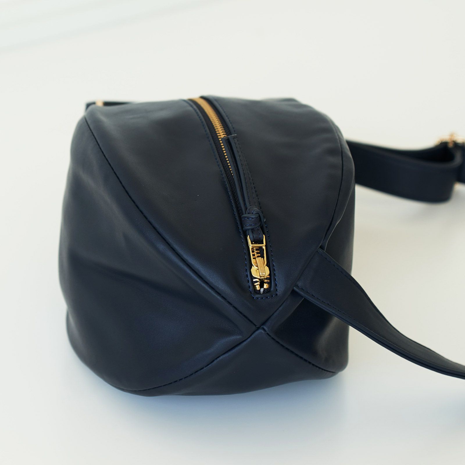 大人のかわいいボディバッグころんと丸いネイビー