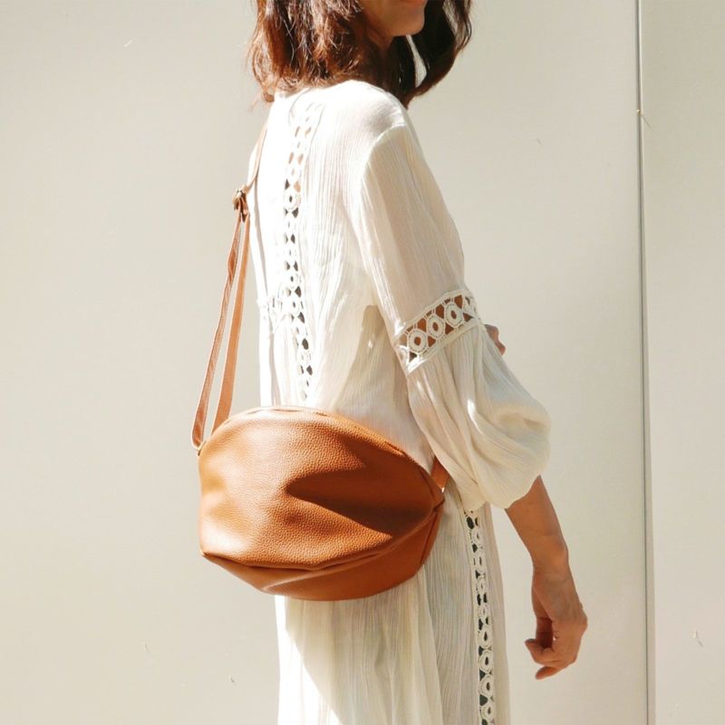 ころんとかわいい大人の丸いポーチもりのがっこうキャメル