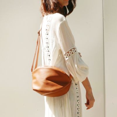 ころんとかわいい大人の丸いポーチもりのがっこうキャメル