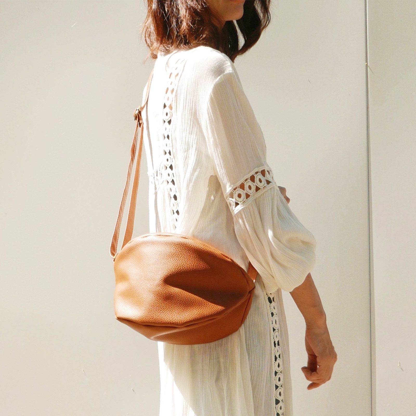 ころんとかわいい大人の丸いポーチもりのがっこうキャメル