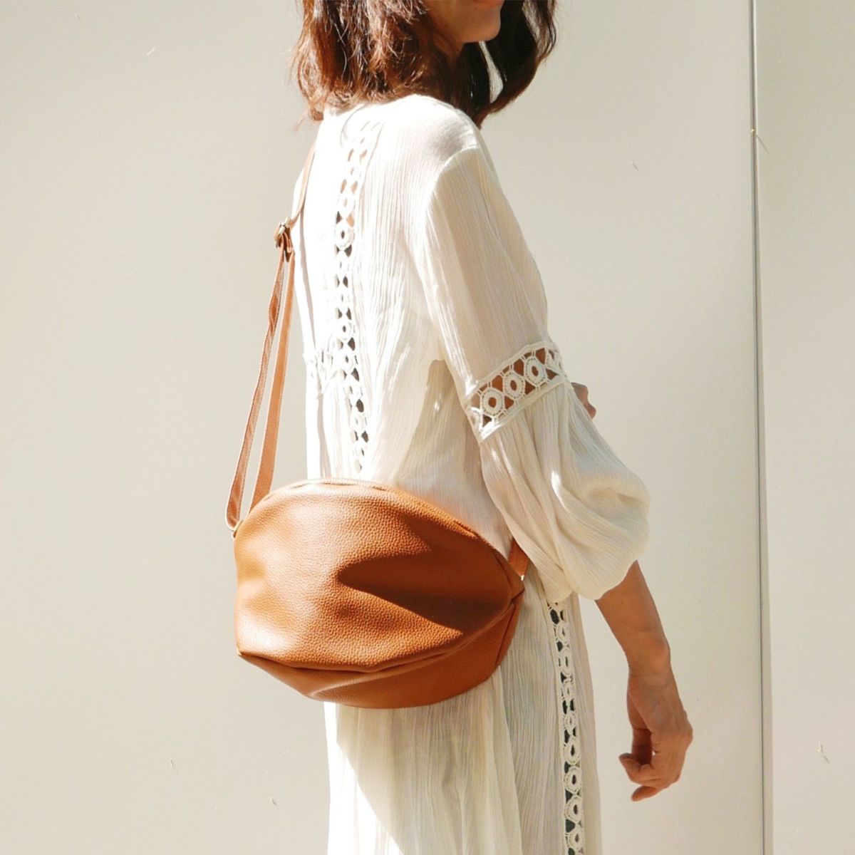 ころんとかわいい大人の丸いポーチもりのがっこうキャメル