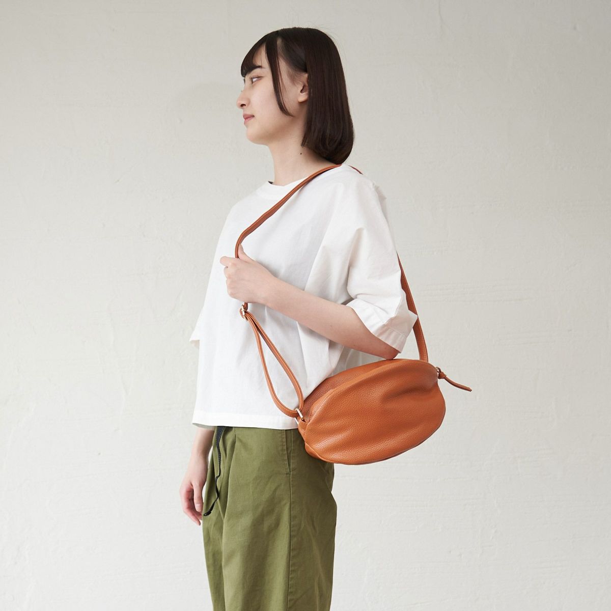 ころんとかわいい大人の丸いポーチもりのがっこうキャメル