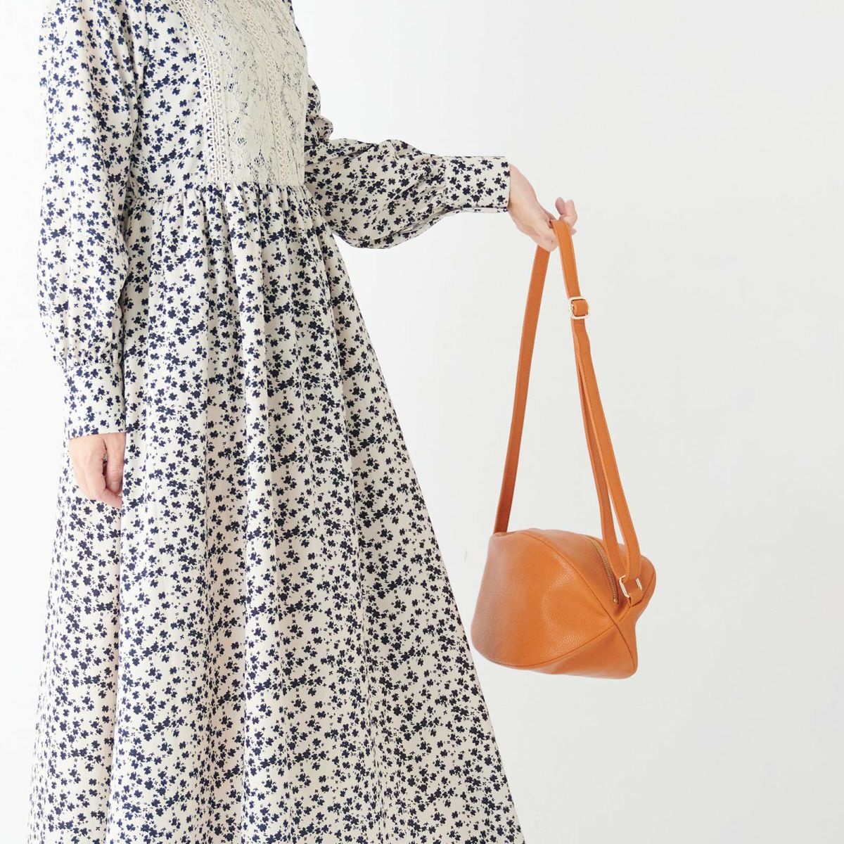 ころんとかわいい大人の丸いポーチもりのがっこうキャメル