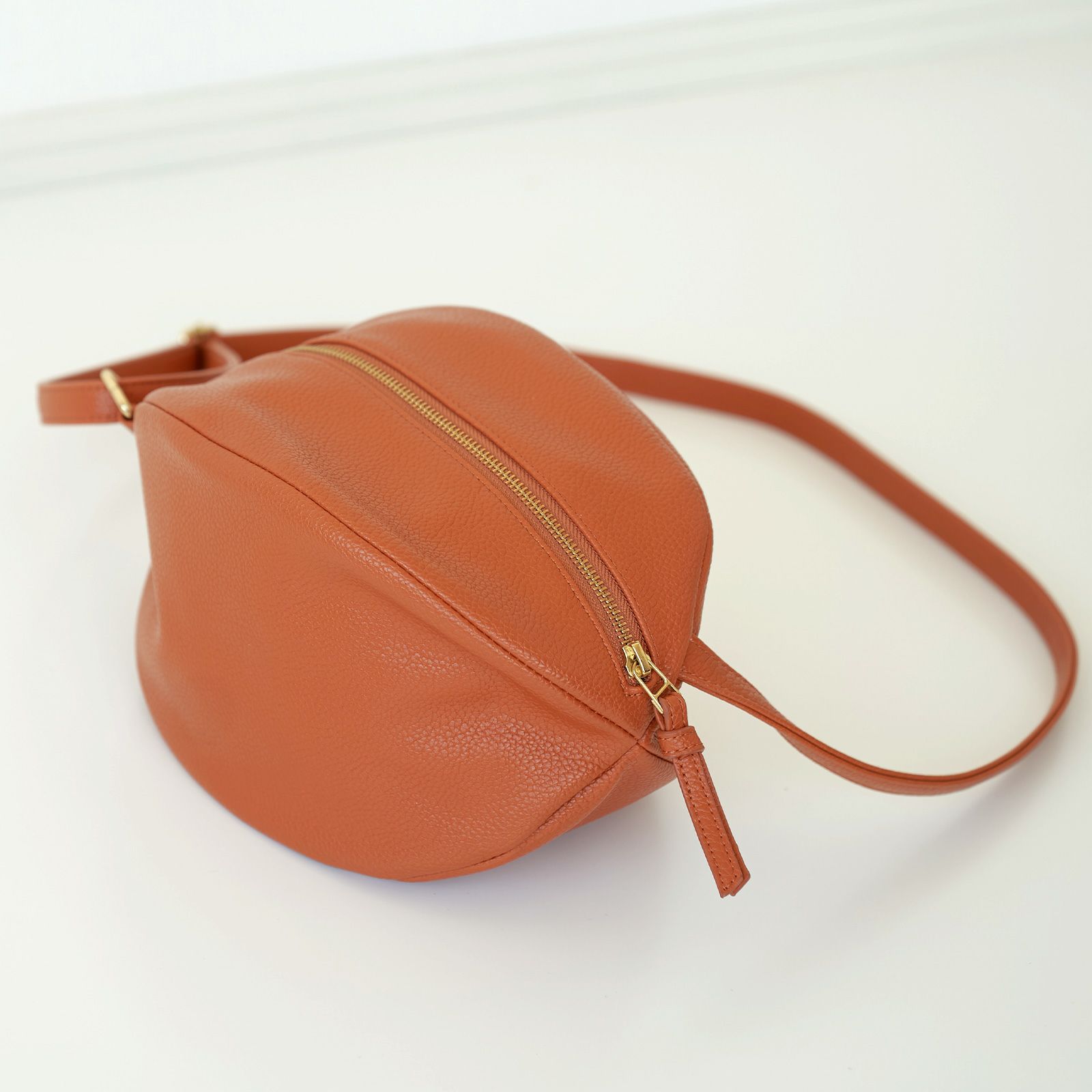 ころんとかわいい大人の丸いポーチもりのがっこうキャメル