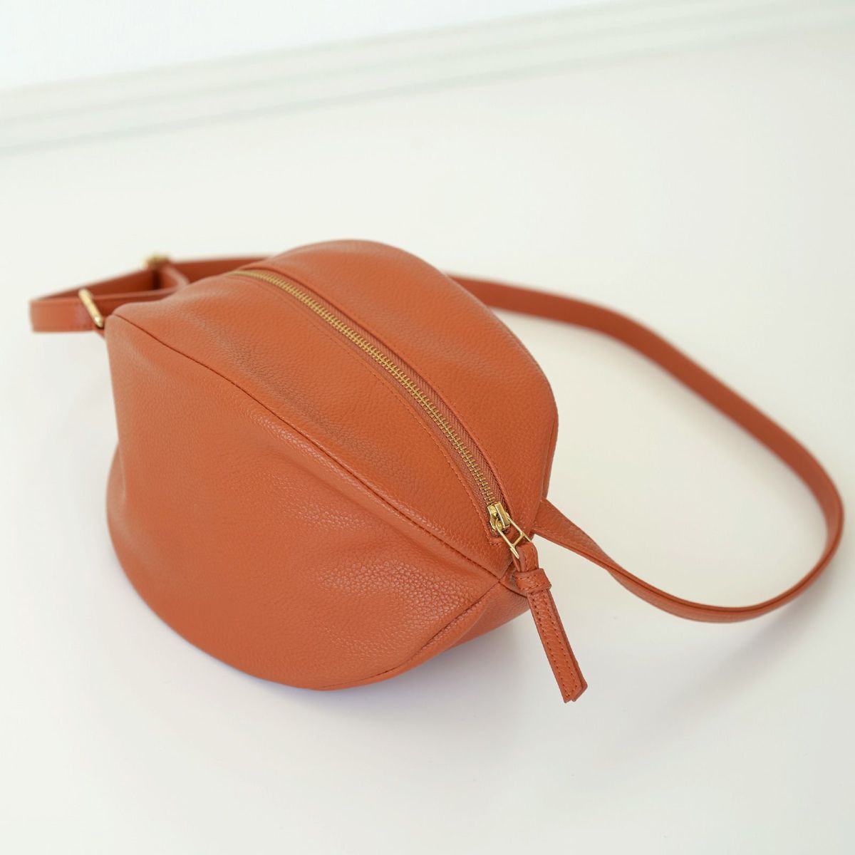 ころんとかわいい大人の丸いポーチもりのがっこうキャメル