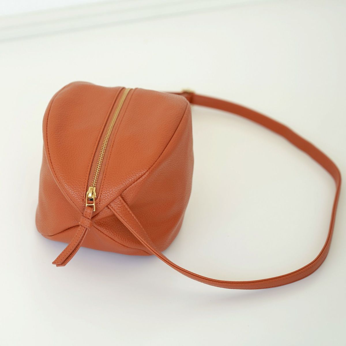 ころんとかわいい大人の丸いポーチもりのがっこうキャメル