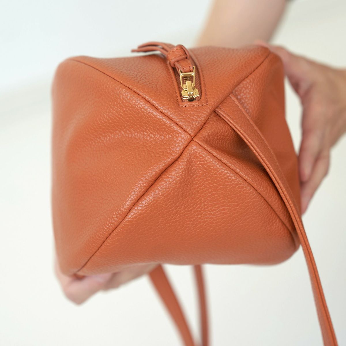 ころんとかわいい大人の丸いポーチもりのがっこうキャメル