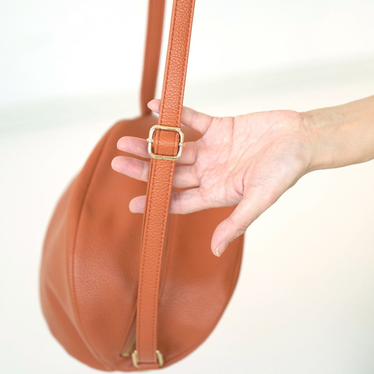 ころんとかわいい大人の丸いポーチもりのがっこうキャメル