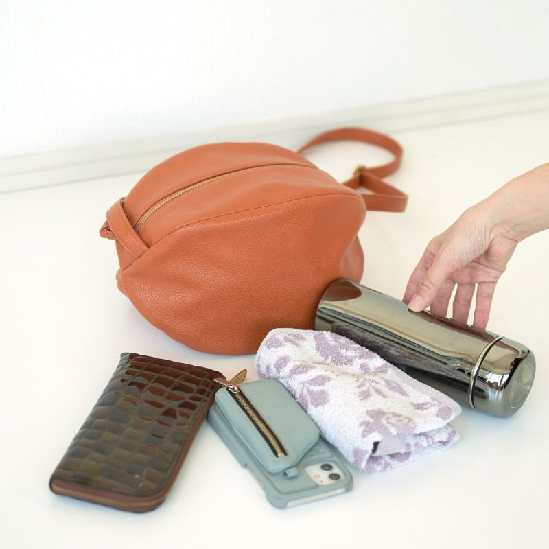 ころんとかわいい大人の丸いポーチもりのがっこうキャメル