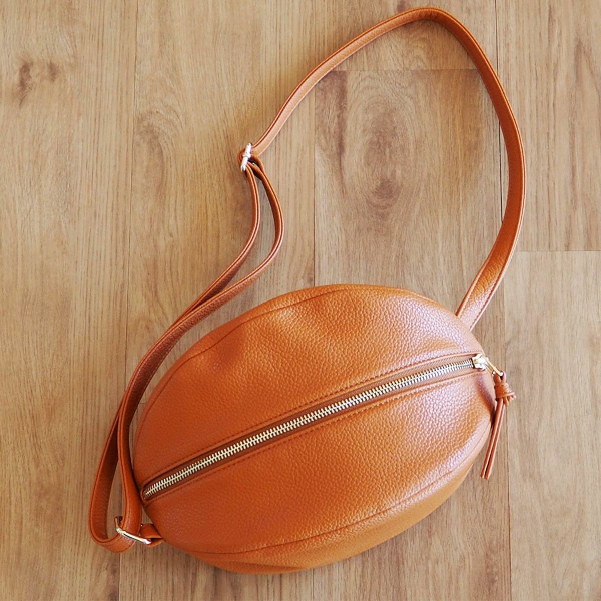 ころんとかわいい大人の丸いポーチもりのがっこうキャメル