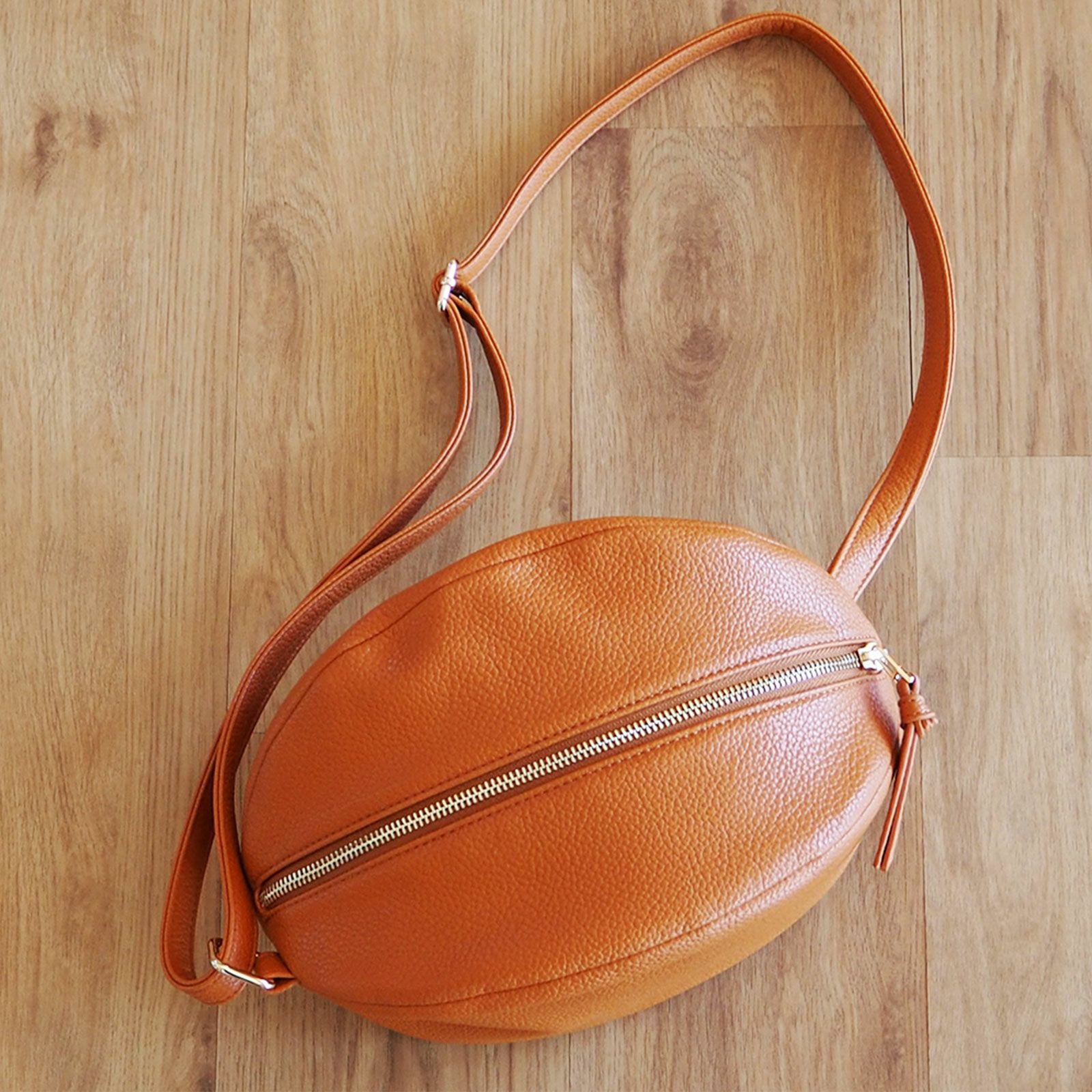 ころんとかわいい大人の丸いポーチもりのがっこうキャメル