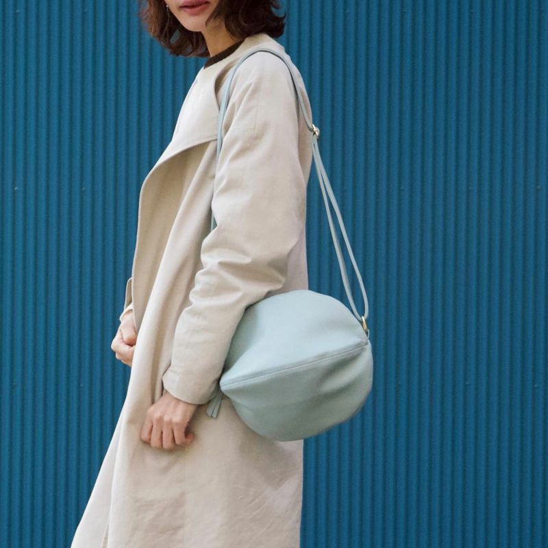 ころんとかわいい大人の丸いポーチもりのがっこう水色マカロンブルー