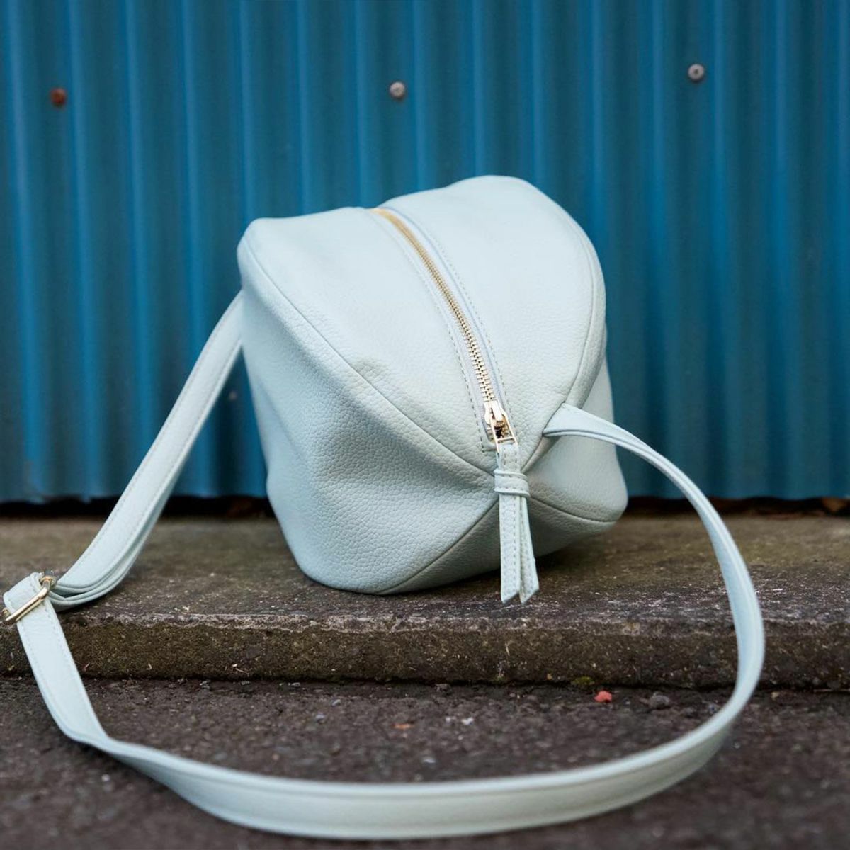 ころんとかわいい大人の丸いポーチもりのがっこう水色マカロンブルー