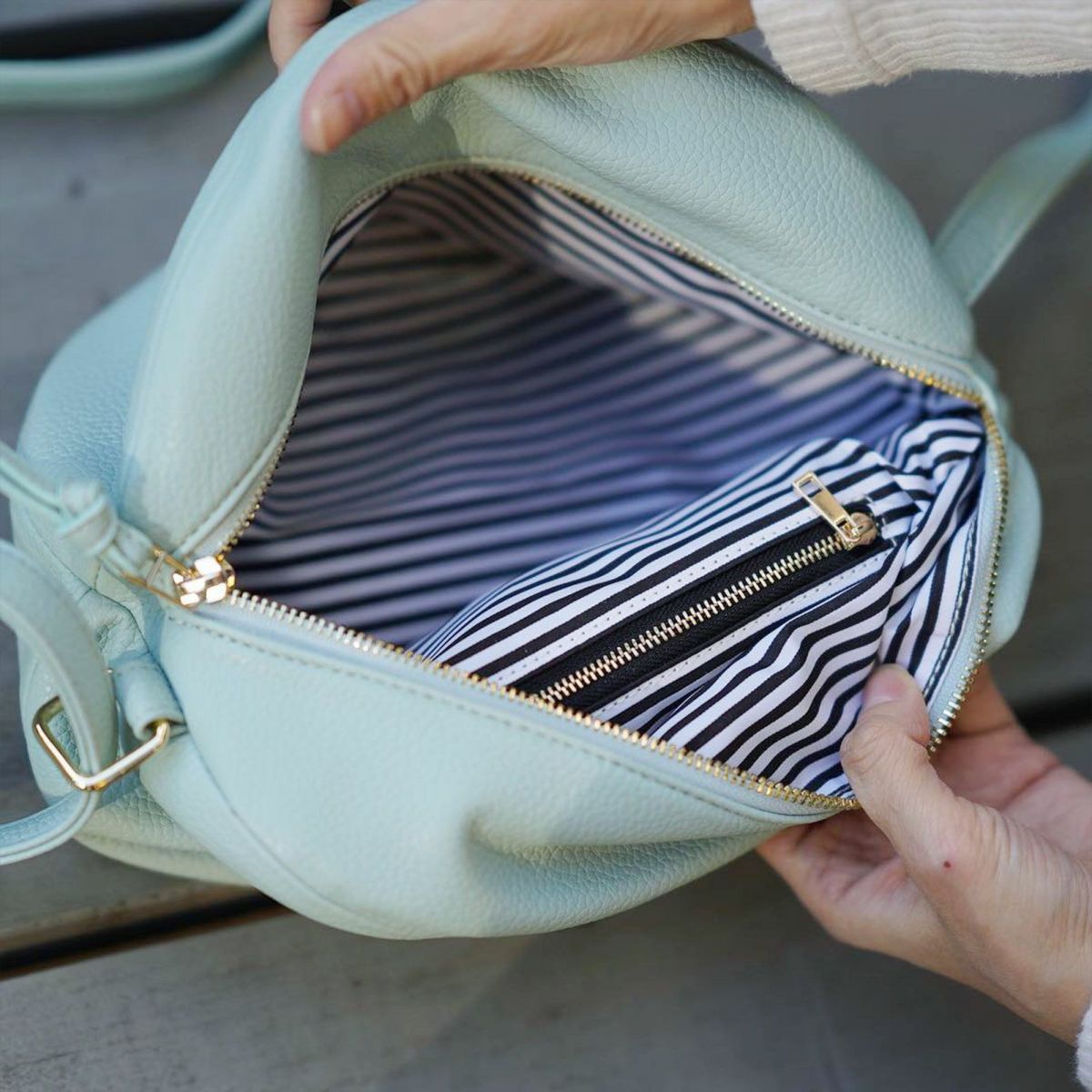 ころんとかわいい大人の丸いポーチもりのがっこう水色マカロンブルー