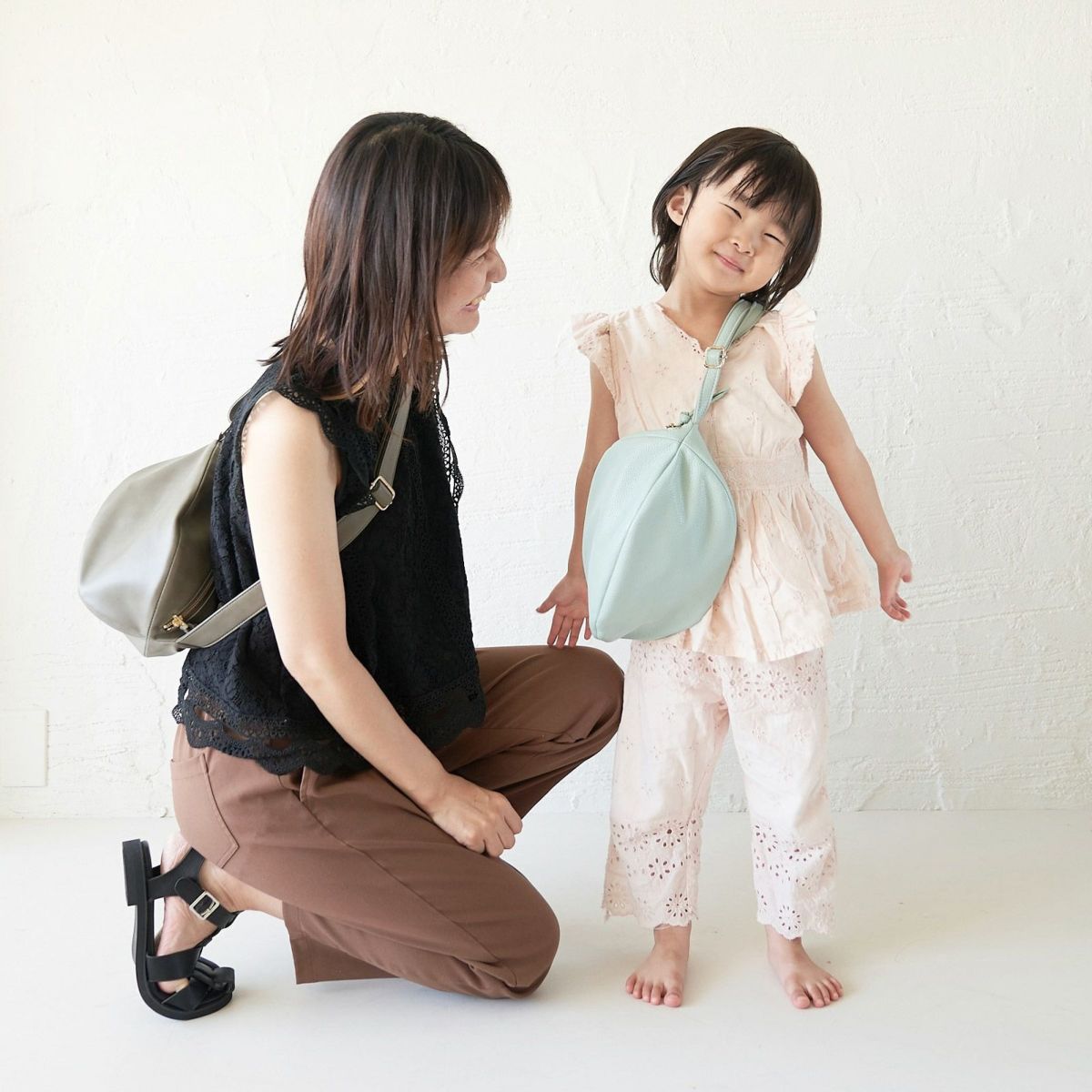 ころんとかわいい大人の丸いポーチもりのがっこう水色マカロンブルー