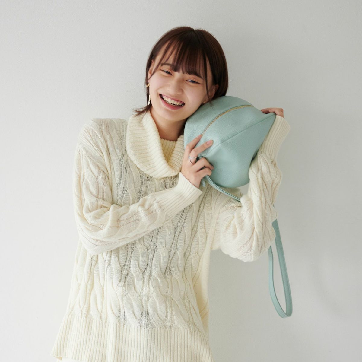 ころんとかわいい大人の丸いポーチもりのがっこう水色マカロンブルー