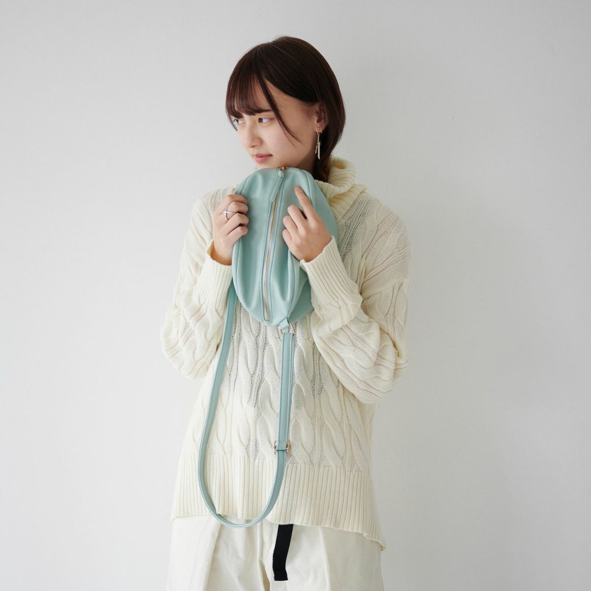 ころんとかわいい大人の丸いポーチもりのがっこう水色マカロンブルー