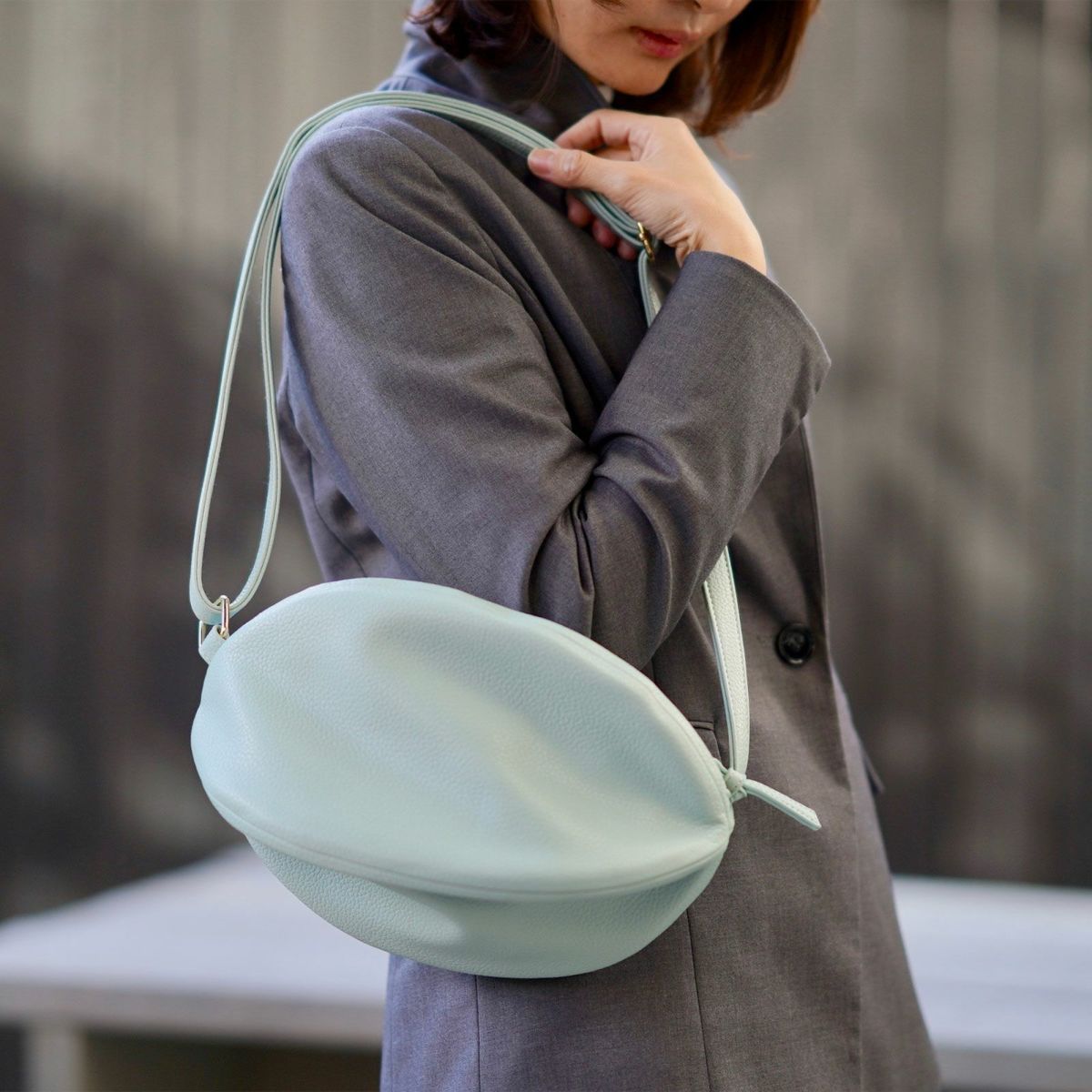 ころんとかわいい大人の丸いポーチもりのがっこう水色マカロンブルー