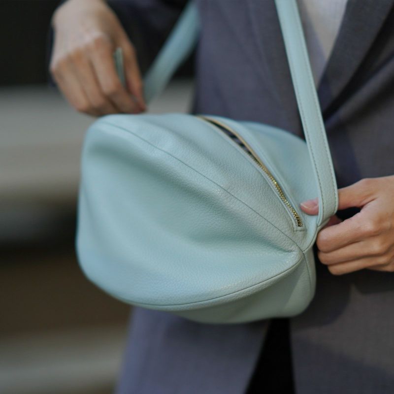 ころんとかわいい大人の丸いポーチもりのがっこう水色マカロンブルー