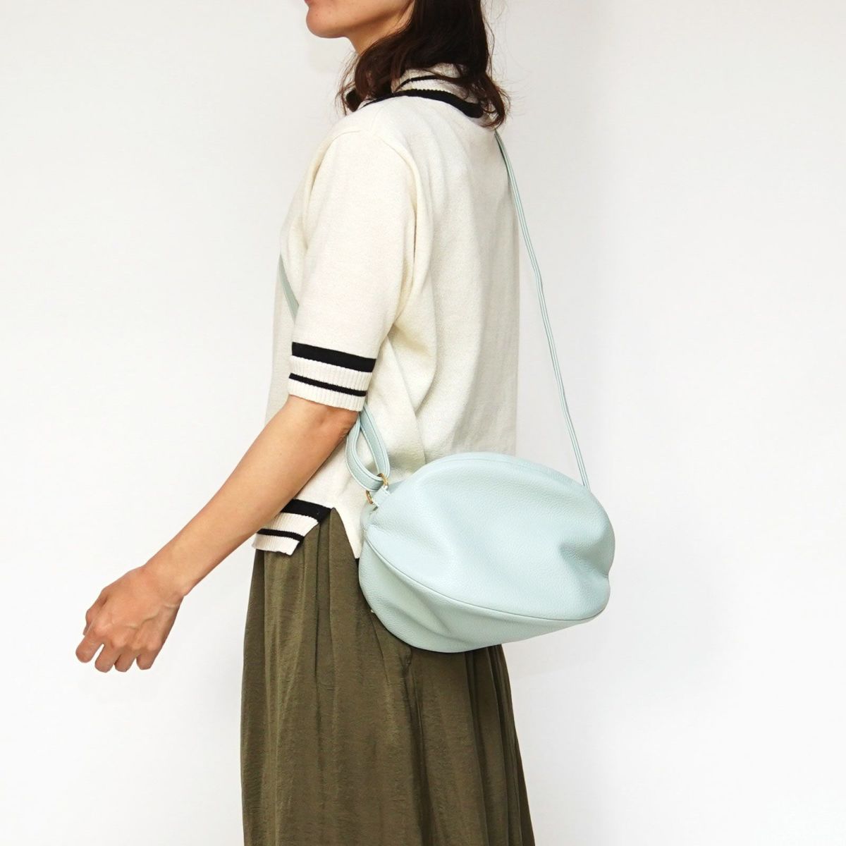 ころんとかわいい大人の丸いポーチもりのがっこう水色マカロンブルー