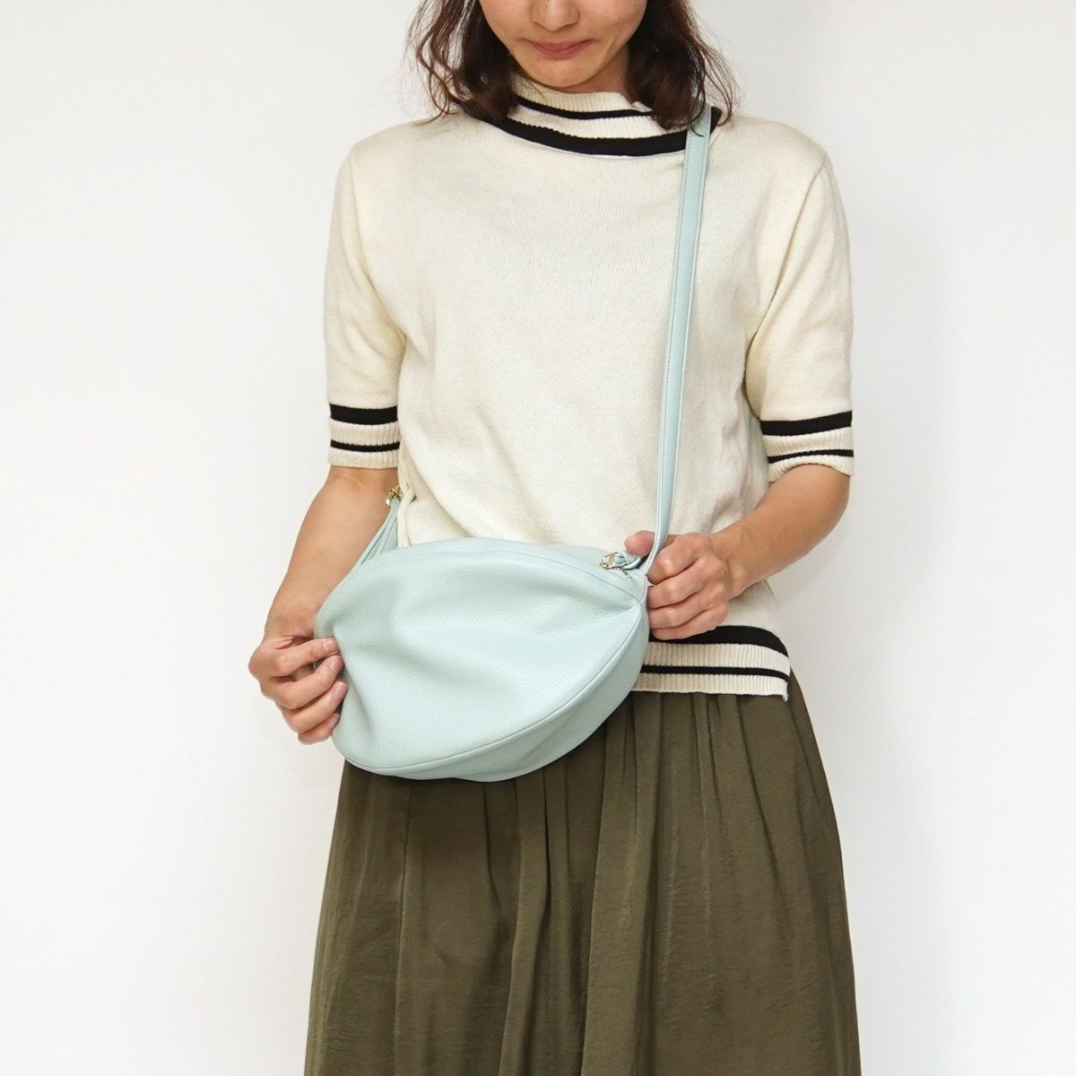 ころんとかわいい大人の丸いポーチもりのがっこう水色マカロンブルー