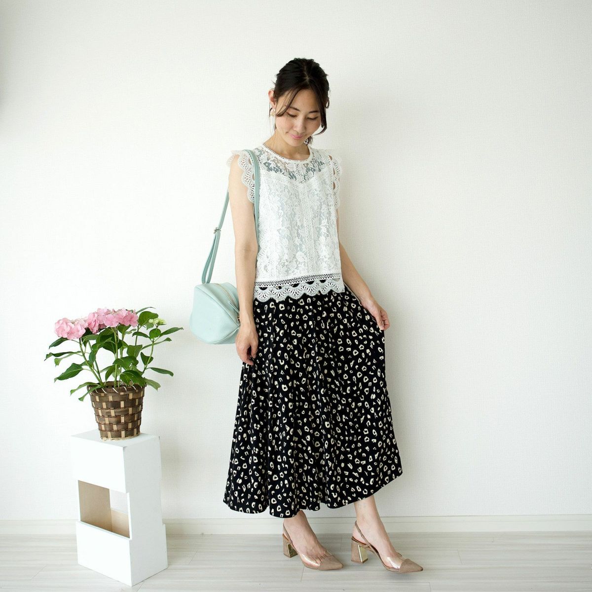 ころんとかわいい大人の丸いポーチもりのがっこう水色マカロンブルー