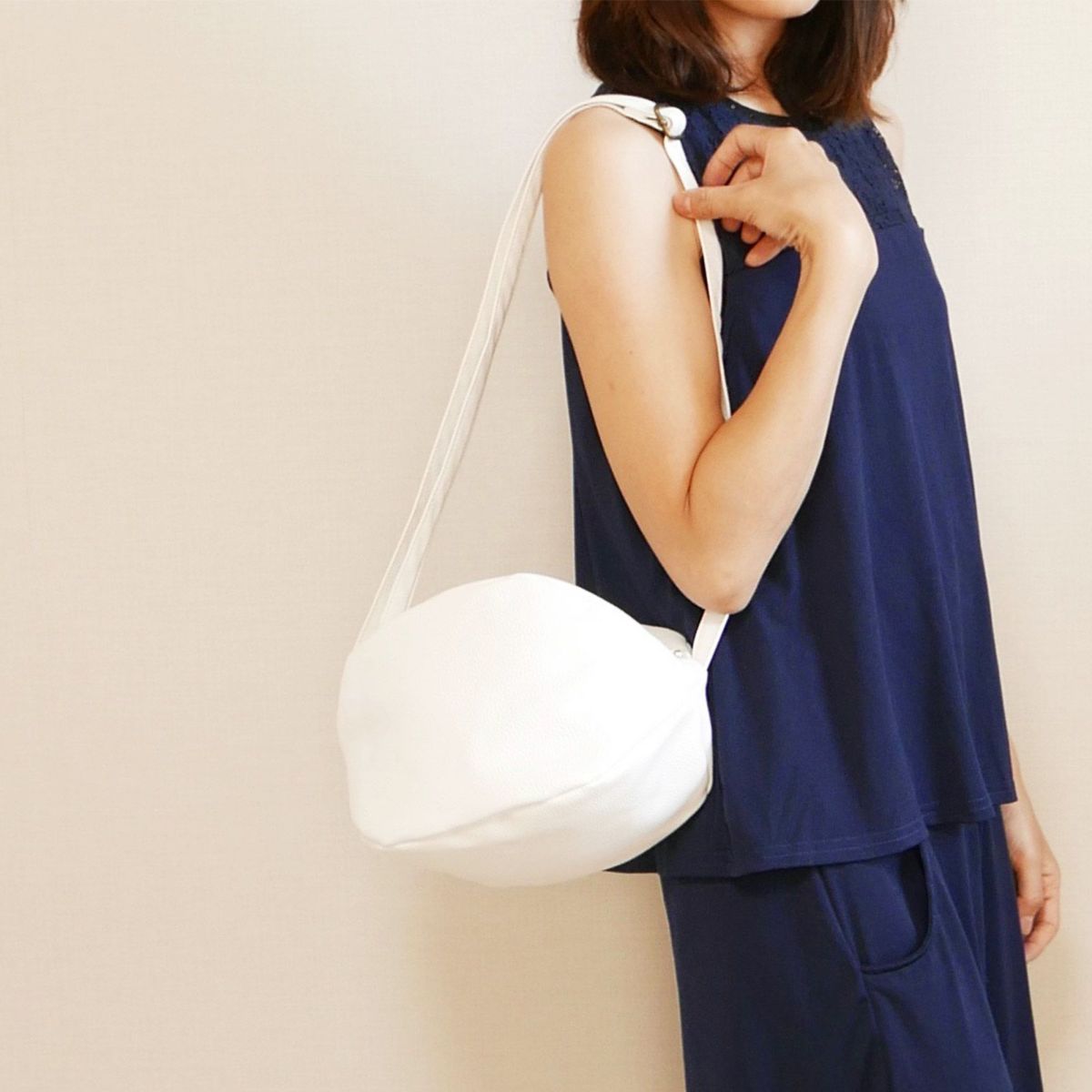 ころんとかわいい大人の丸いポーチもりのがっこう白ホワイト