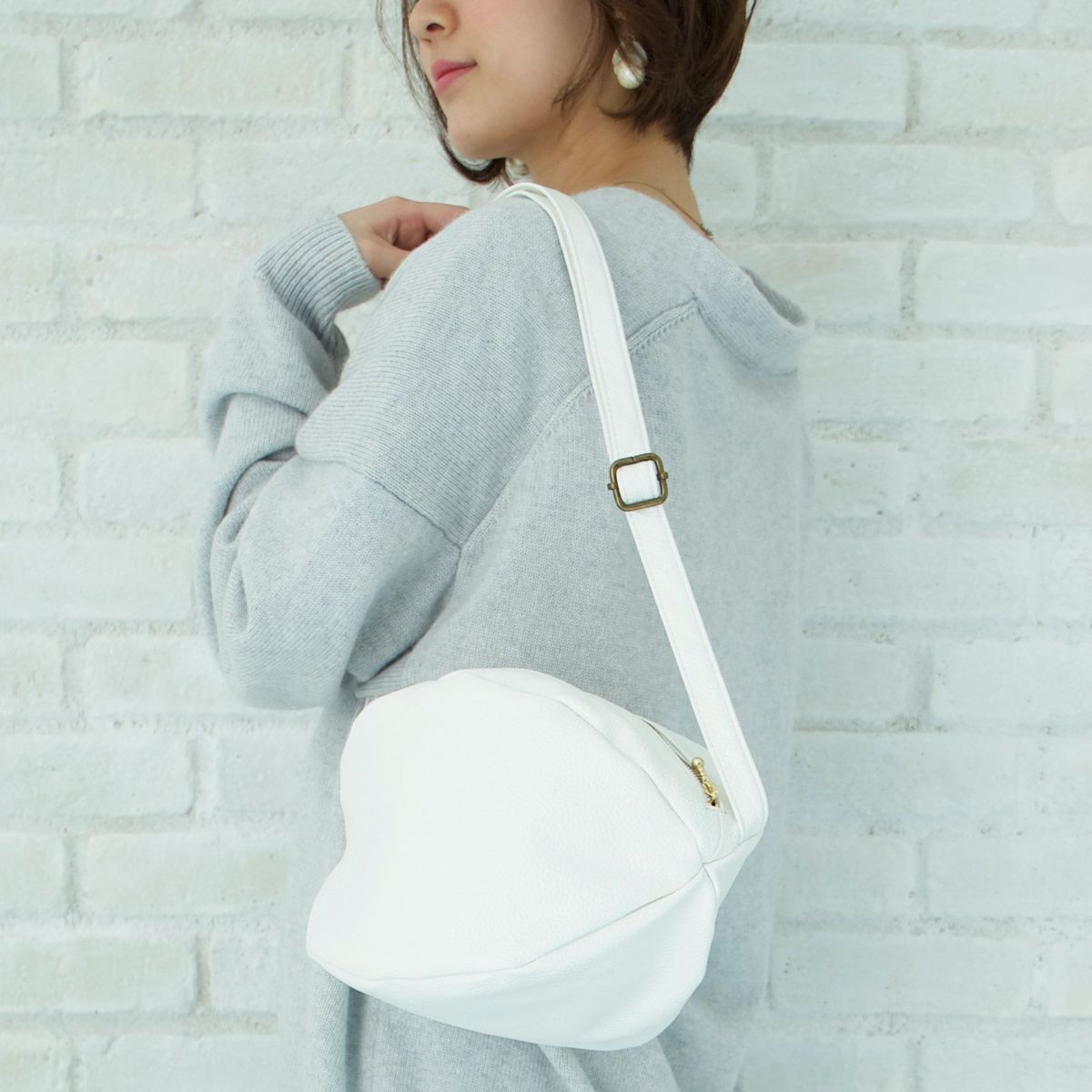 ころんとかわいい大人の丸いポーチもりのがっこう白ホワイト