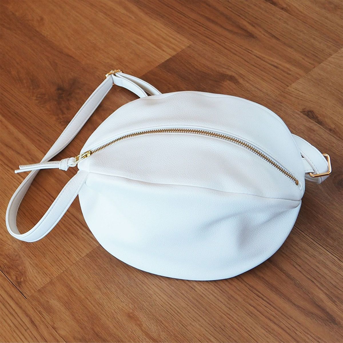 ころんとかわいい大人の丸いポーチもりのがっこう白ホワイト