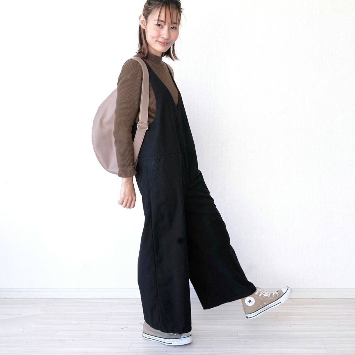 サロペットと相性抜群ハイネック茶ブラウントップ