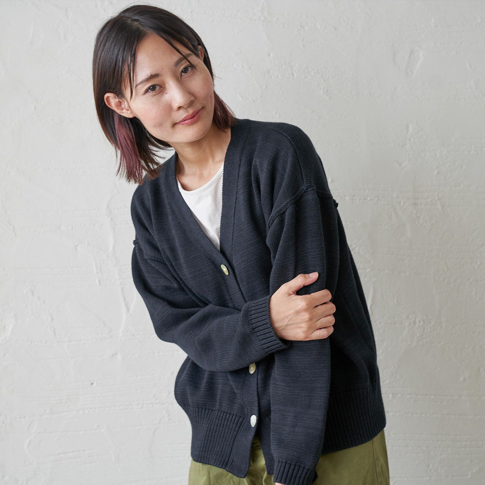 コットンニットカーディガン黒ブラックリングコーデ