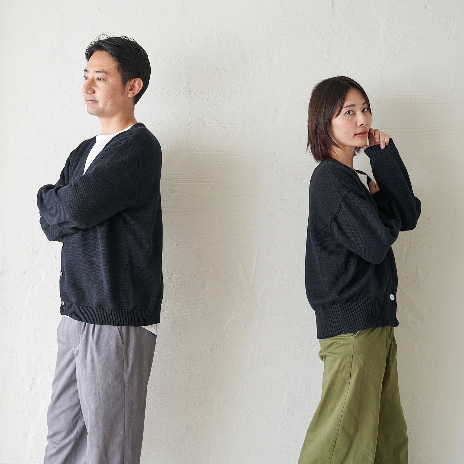 コットンニットカーディガン黒ブラック夫婦コーデ