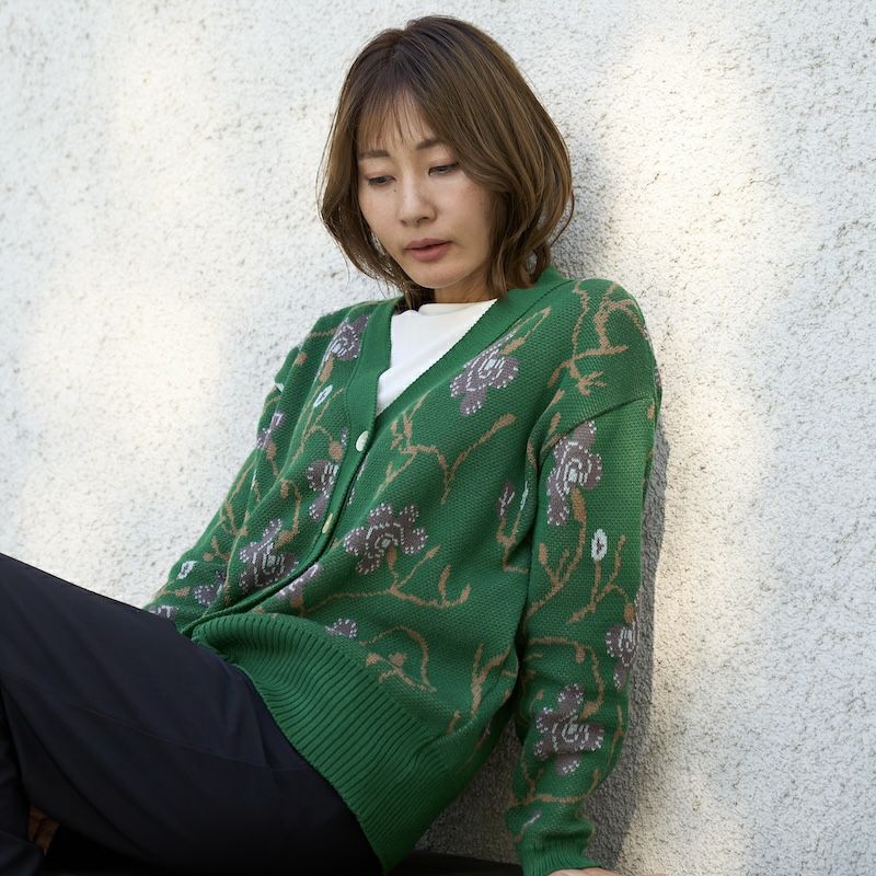 洗える強度コットンニットレディースカーディガン（花柄グリーン