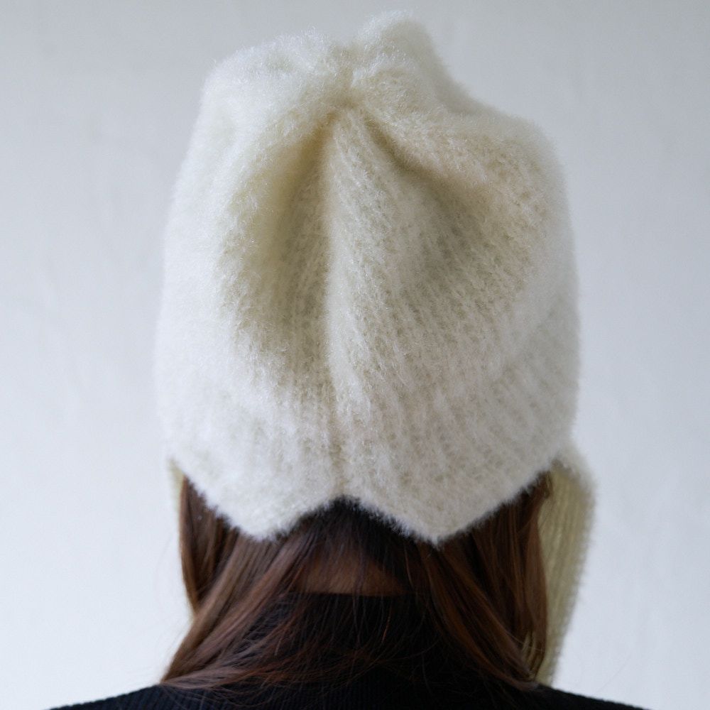 手編み 締め付け感のない 紐付きニット帽（ホワイト） | もりのがっ