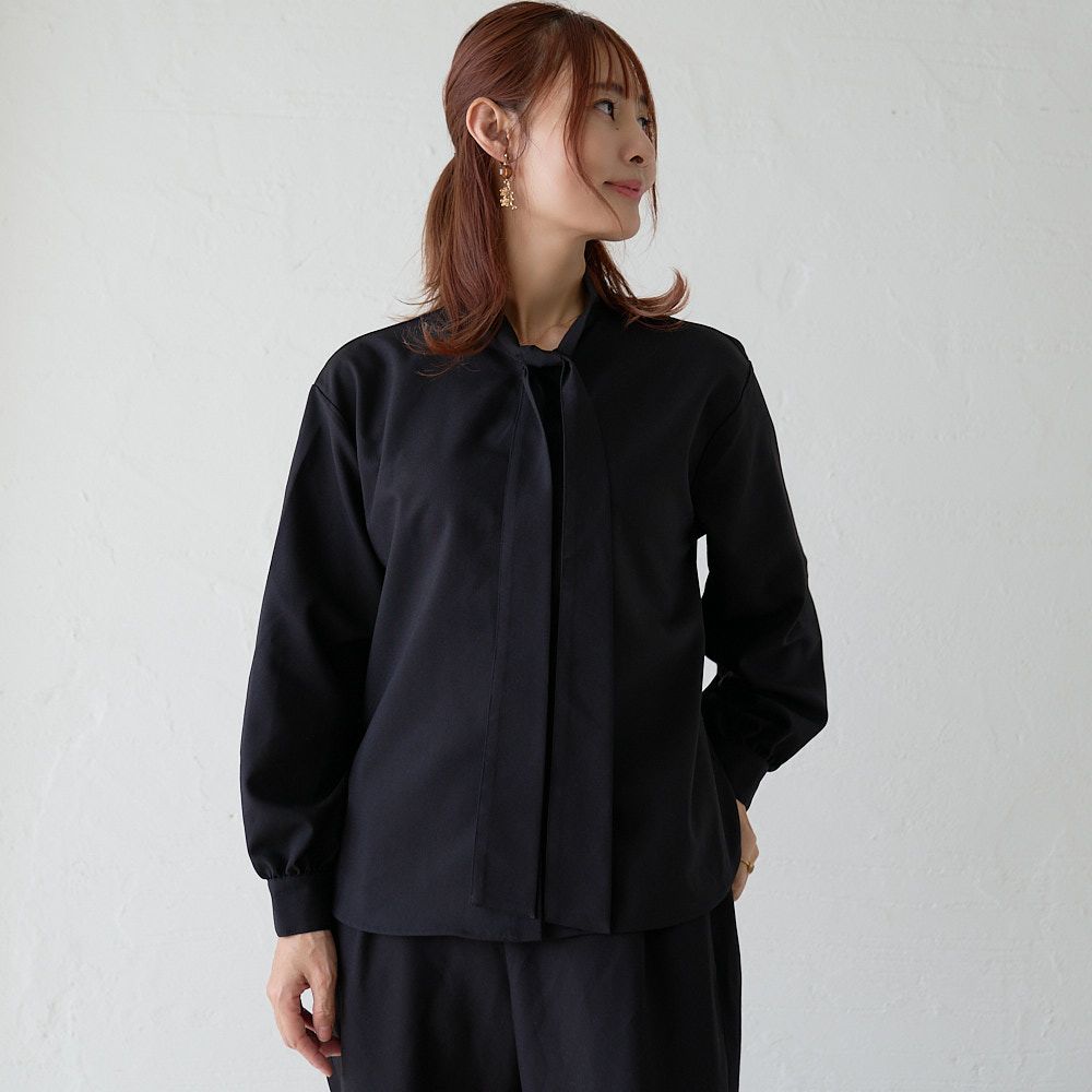 とろみ素材ボウタイ長袖ブラウス（ブラック）