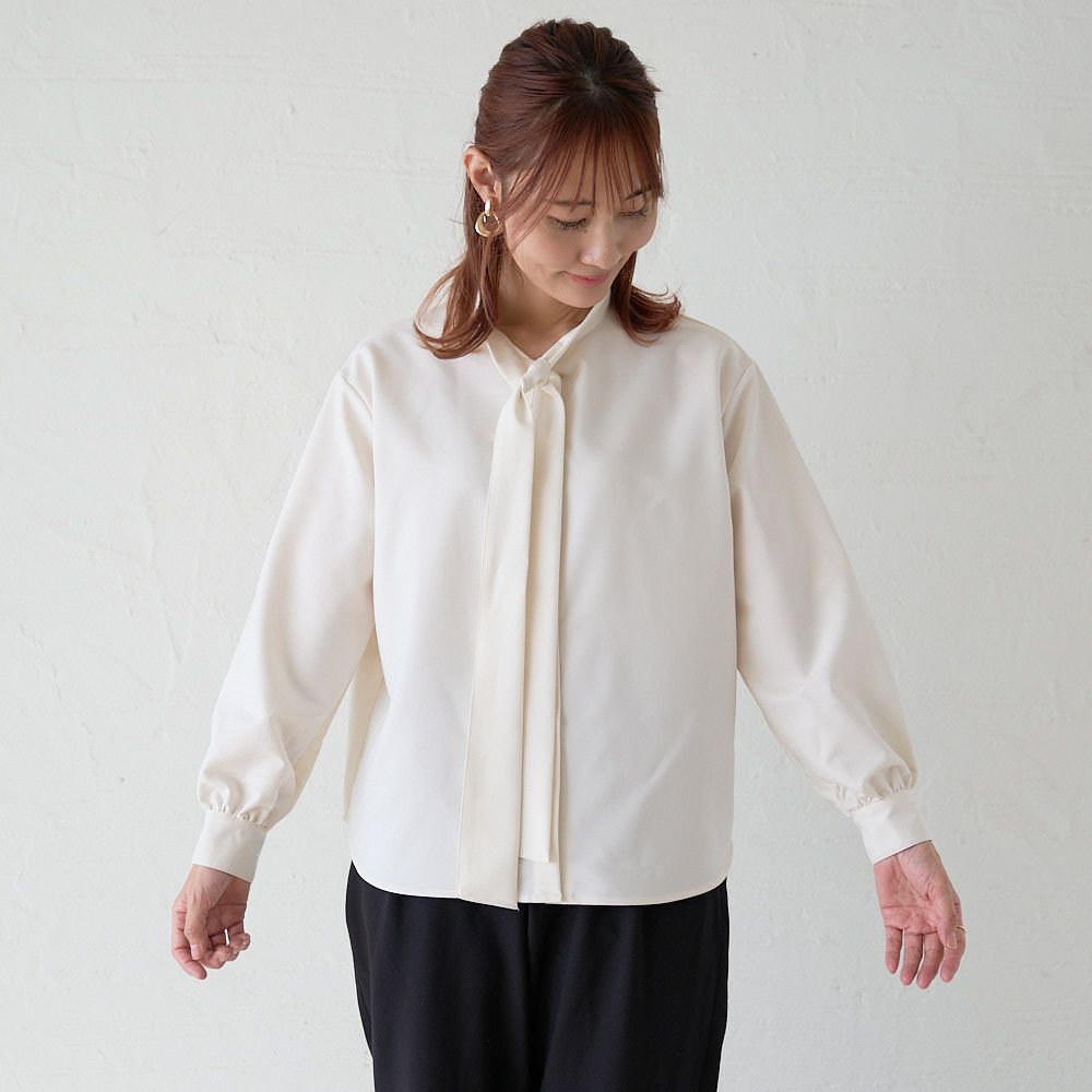 とろみ素材ボウタイ長袖ブラウス（ブラック）