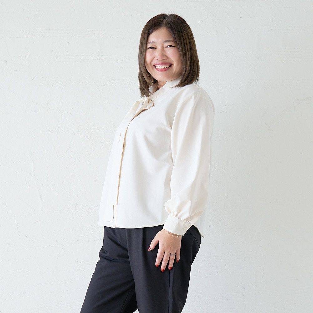 とろみ素材ボウタイ長袖ブラウス（ブラック）